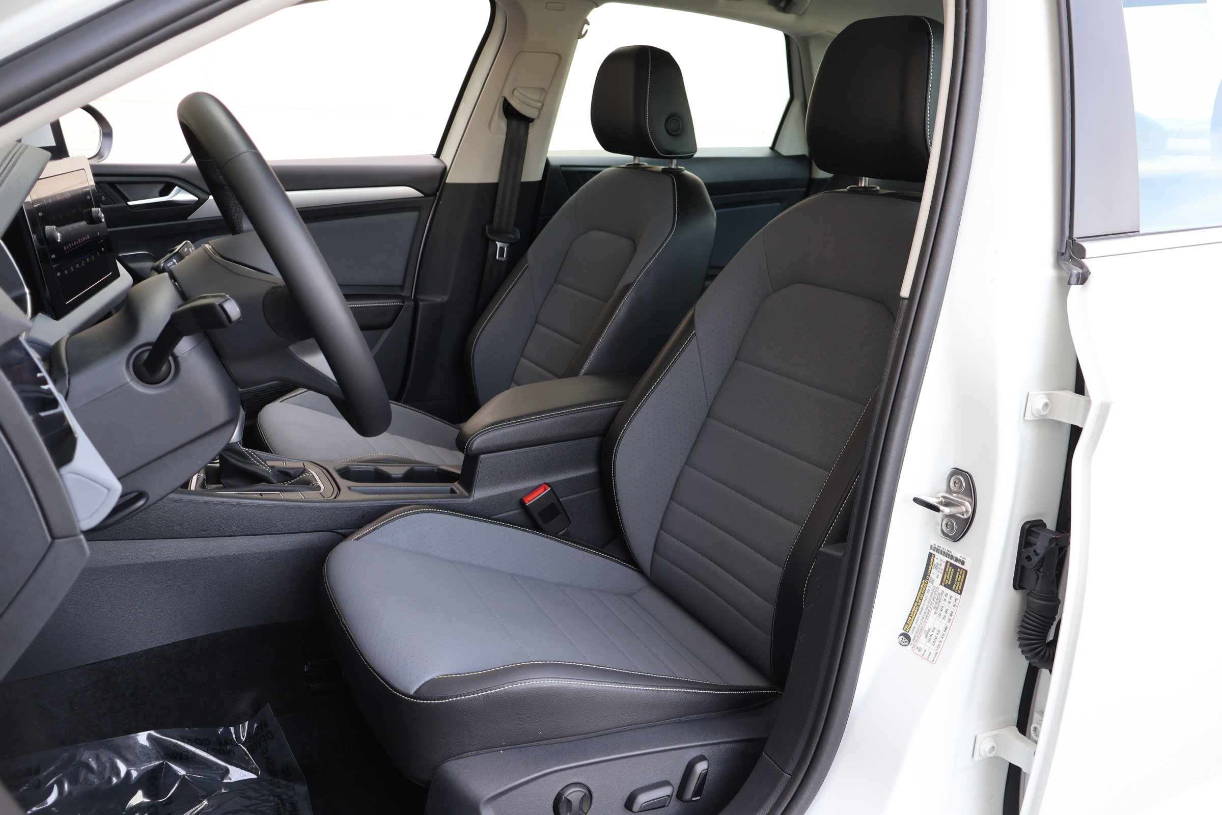 Used 2025 Volkswagen Jetta SE w/ Sunroof Package image 2