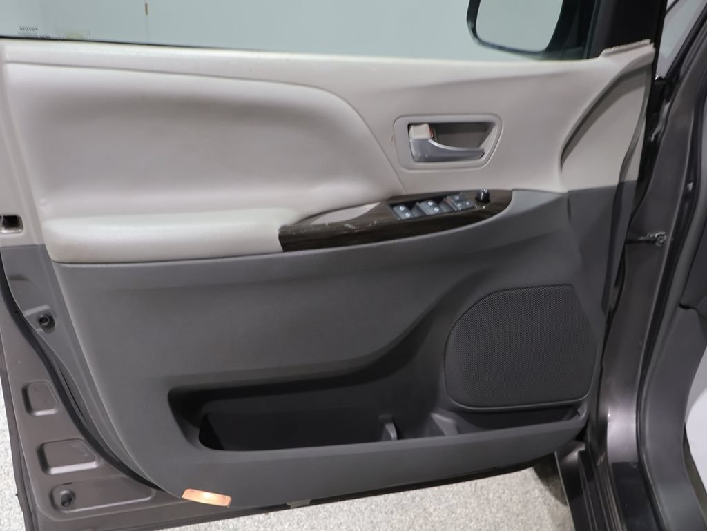 Used 2015 Toyota Sienna XLE AWD/4WD image 13