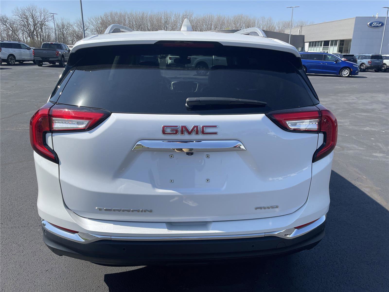 Used 2022 GMC Terrain SLT w/ Infotainment Package II AWD/4WD image 4