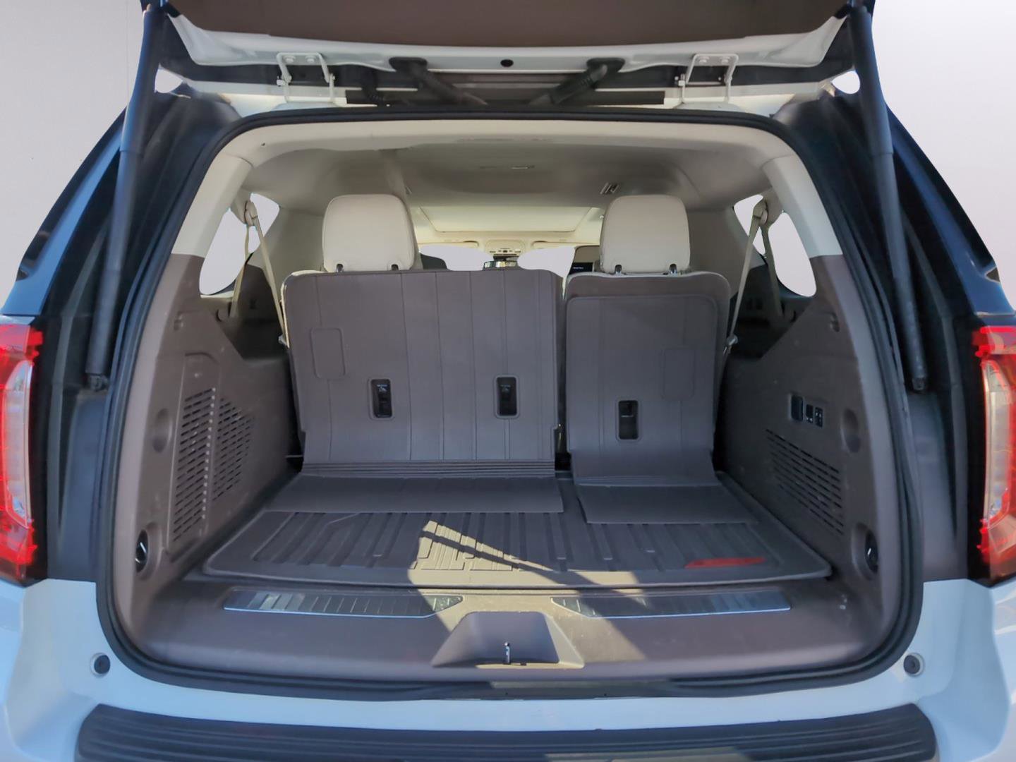 Used 2023 GMC Yukon XL Denali image 9