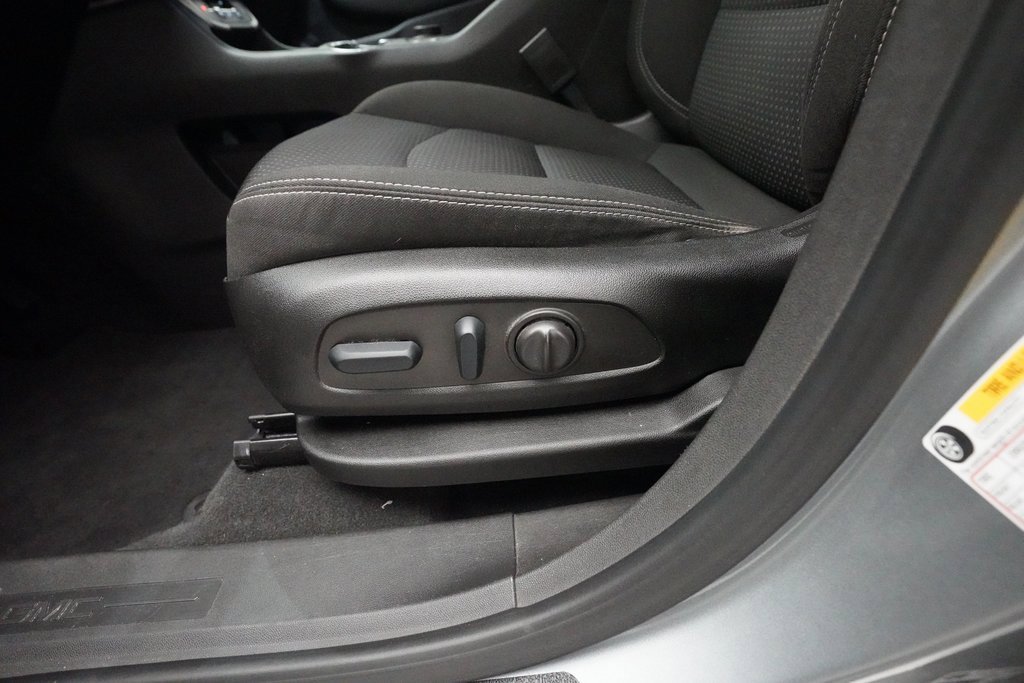 Used 2023 GMC Terrain SLE w/ Driver Convenience Package image 28