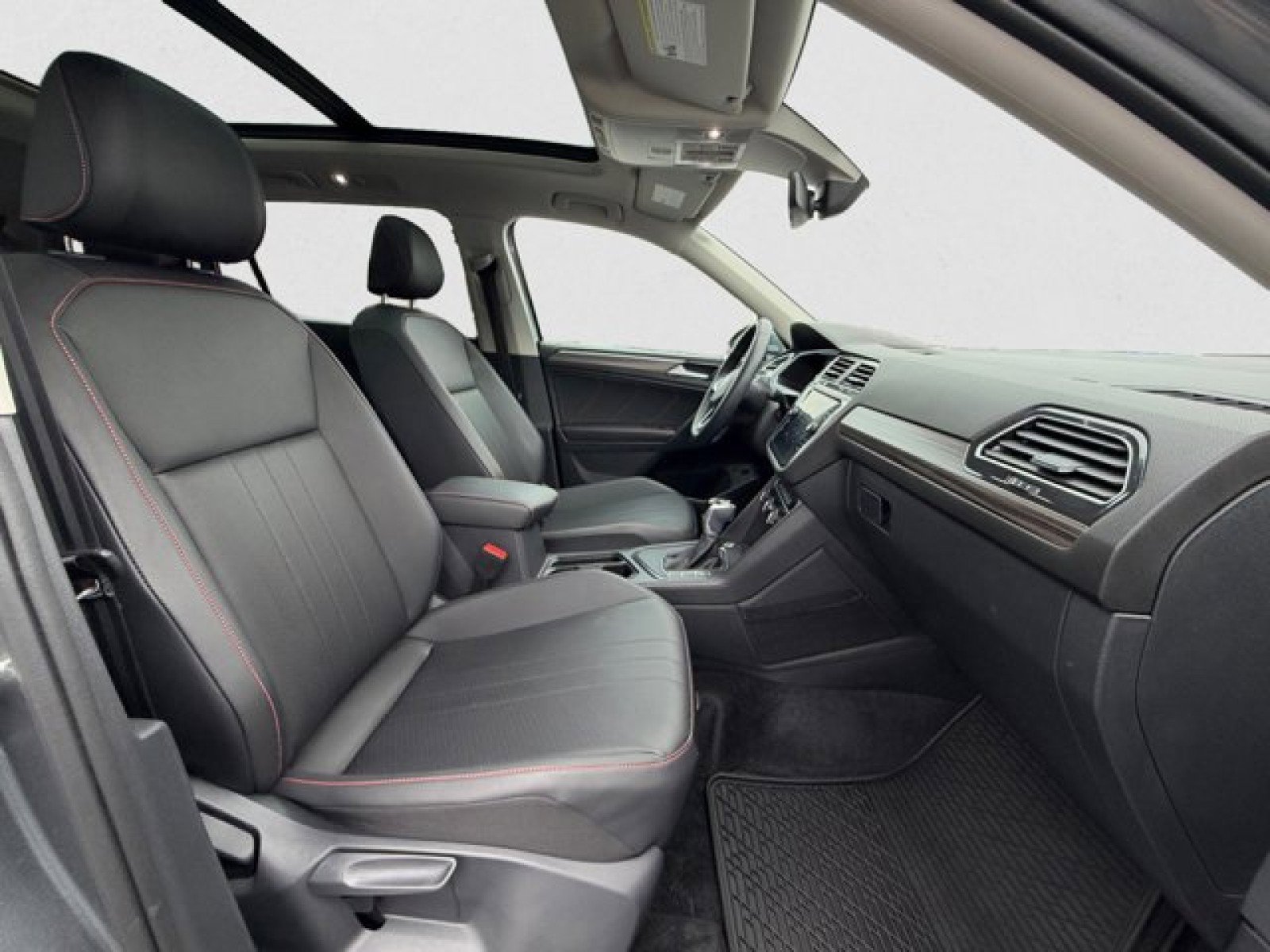 Used 2024 Volkswagen Tiguan Wolfsburg Edition image 21