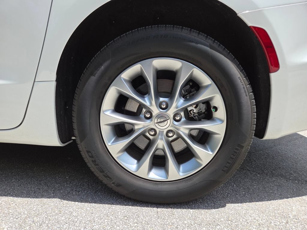 Used 2023 Chrysler Pacifica Touring-L AWD/4WD image 22