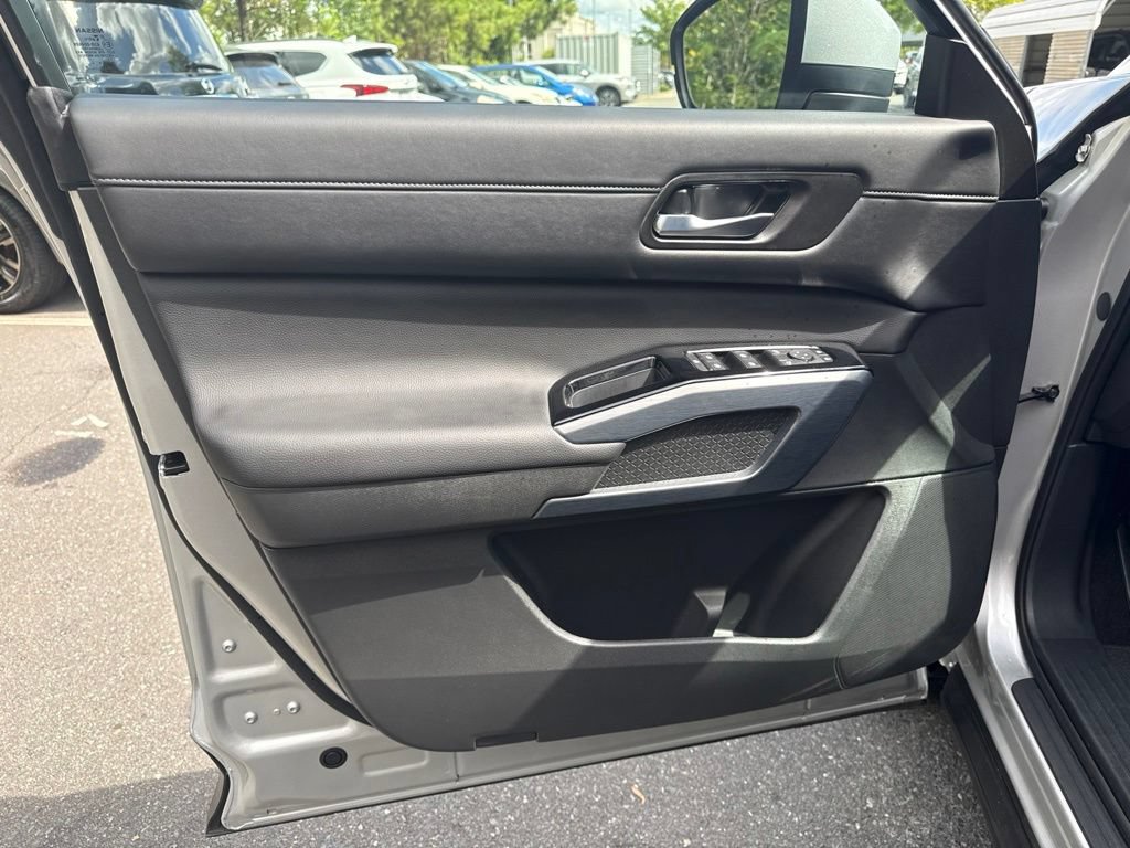 Used 2025 Nissan Pathfinder SL w/ Black Appearance Package FWD image 13