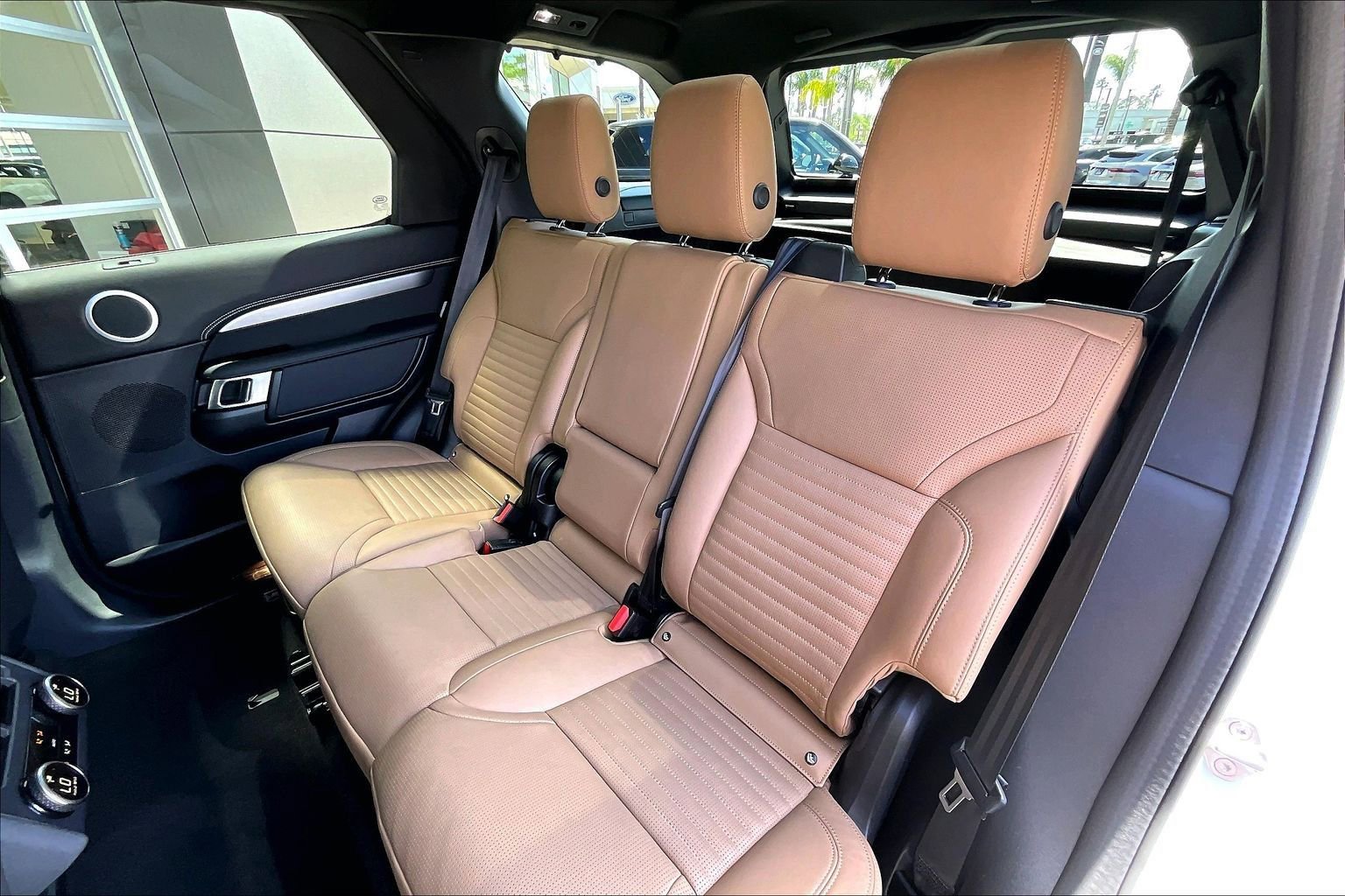 Used 2025 Land Rover Discovery Dynamic SE image 25
