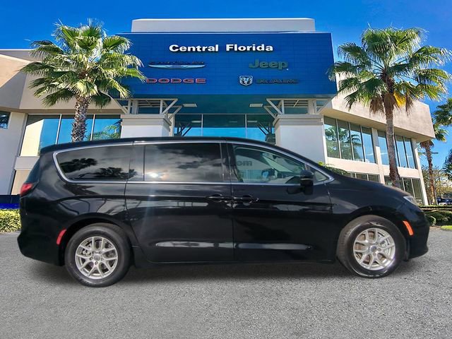 Used 2024 Chrysler Pacifica Touring-L image 4