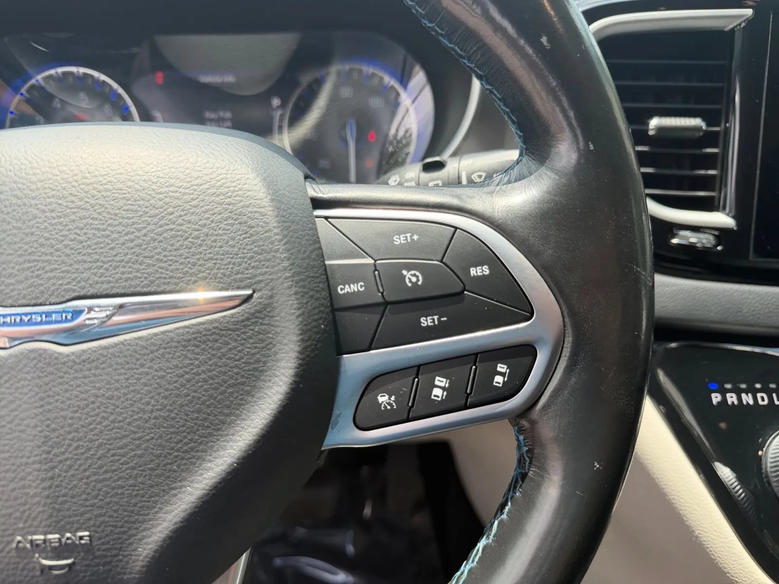 Used 2021 Chrysler Pacifica Touring-L FWD image 21