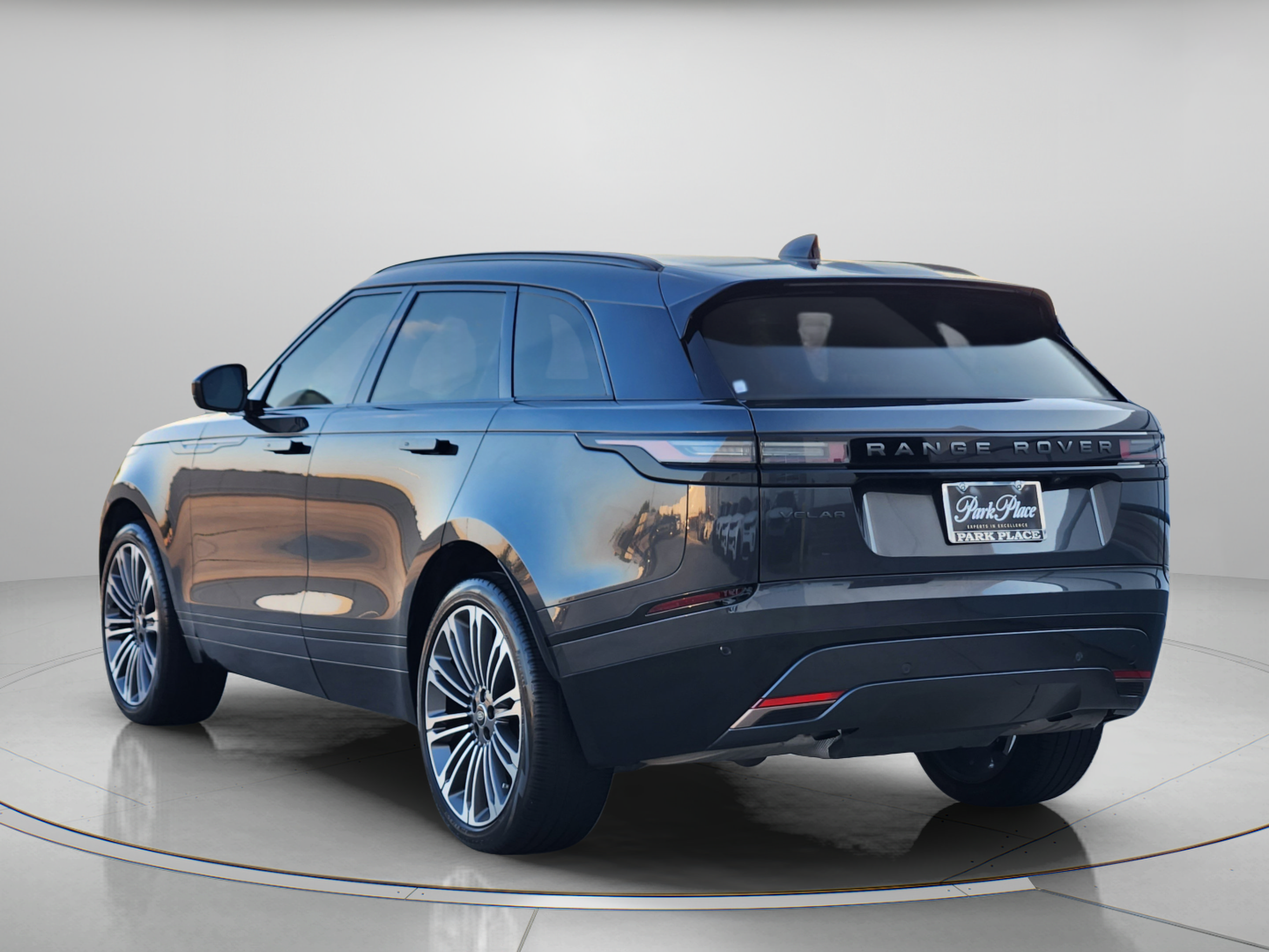 Used 2025 Land Rover Range Rover Velar Dynamic SE AWD/4WD image 3