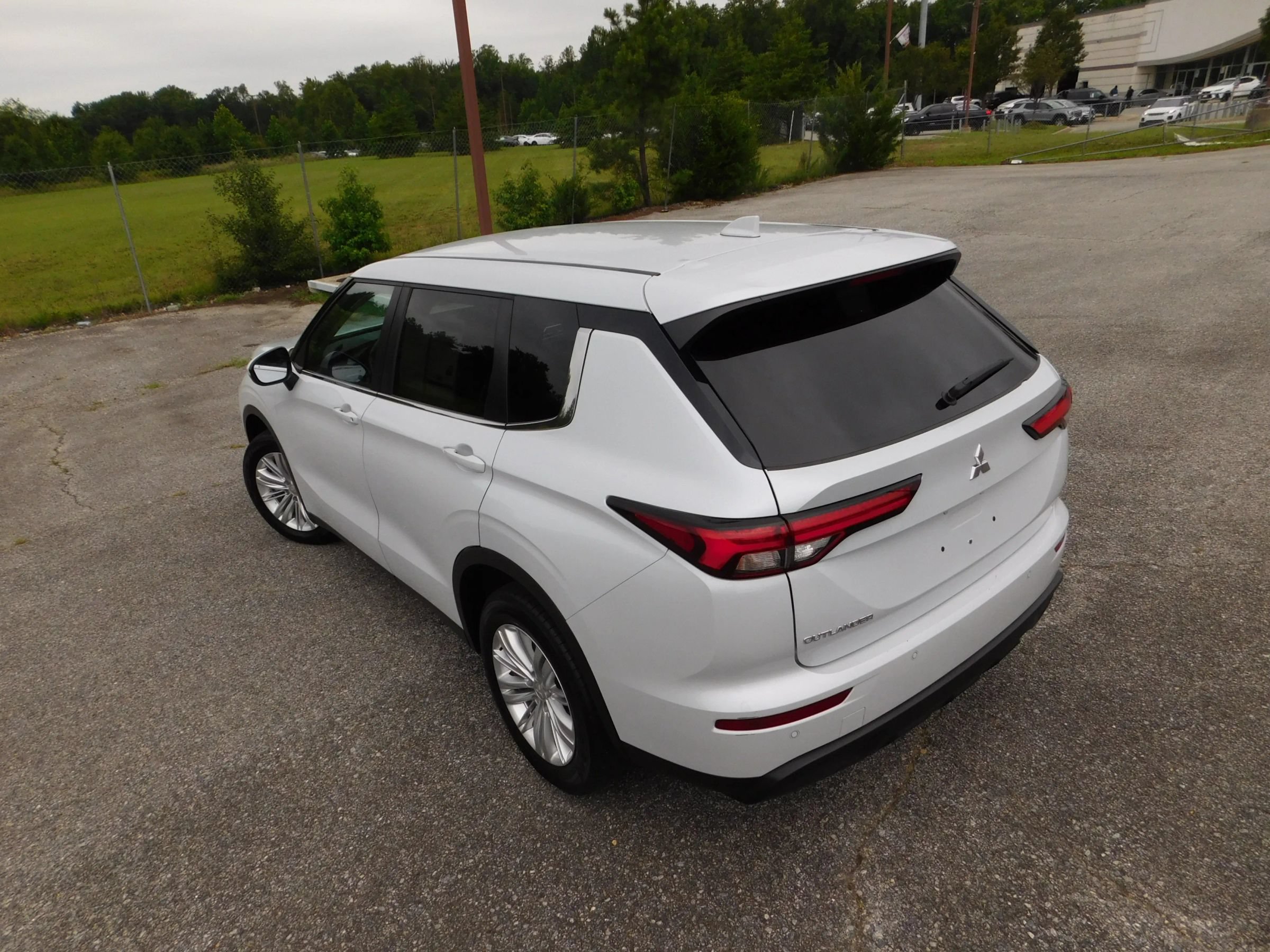 Used 2024 Mitsubishi Outlander ES AWD/4WD image 7