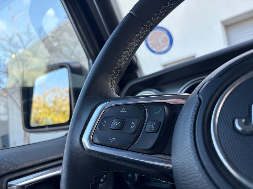 Used 2023 Jeep Wrangler Sahara image 14