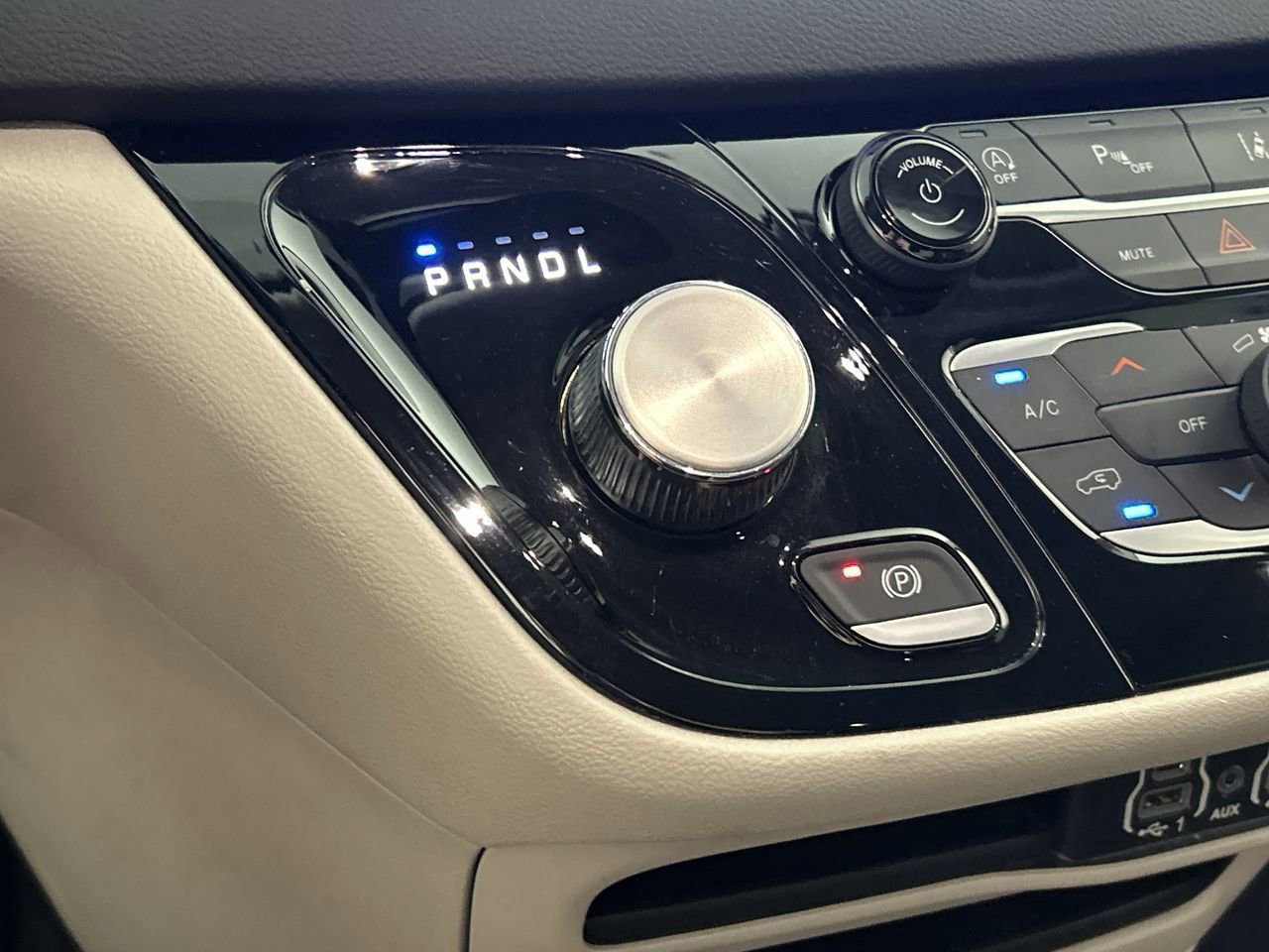 Used 2023 Chrysler Pacifica Touring-L image 15
