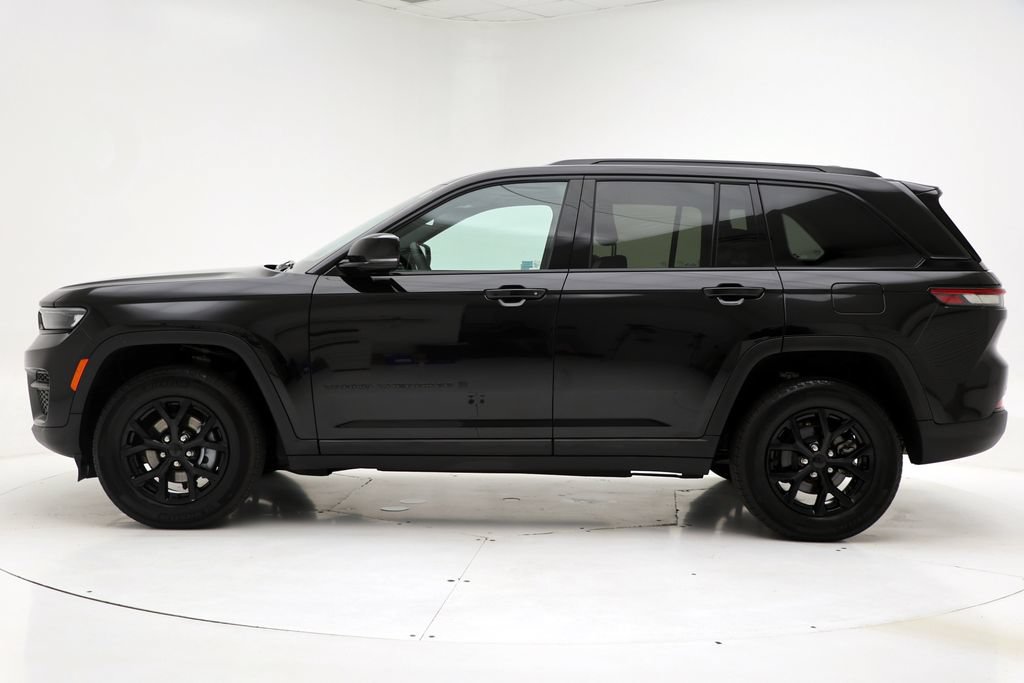 Used 2025 Jeep Grand Cherokee Altitude AWD/4WD image 5