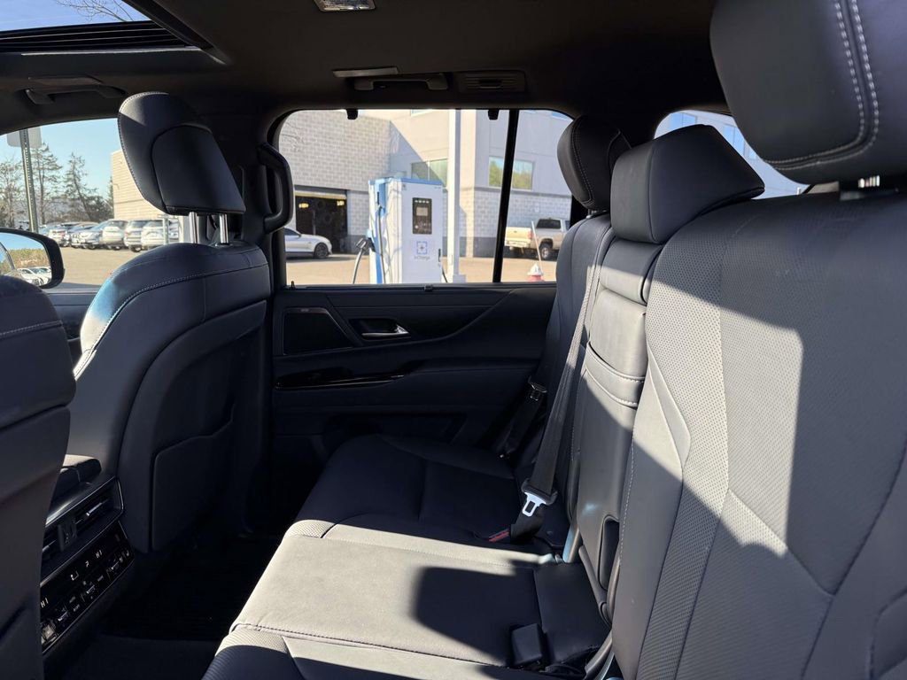 Used 2024 Lexus LX 600 4WD w/ Luxury Package image 17