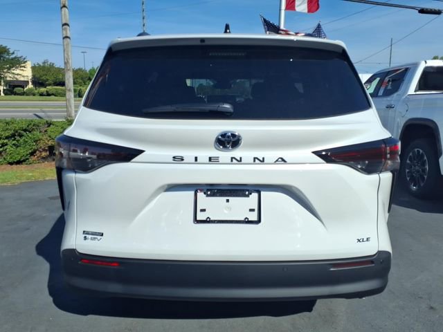 New 2026 Toyota Sienna XLE image 2