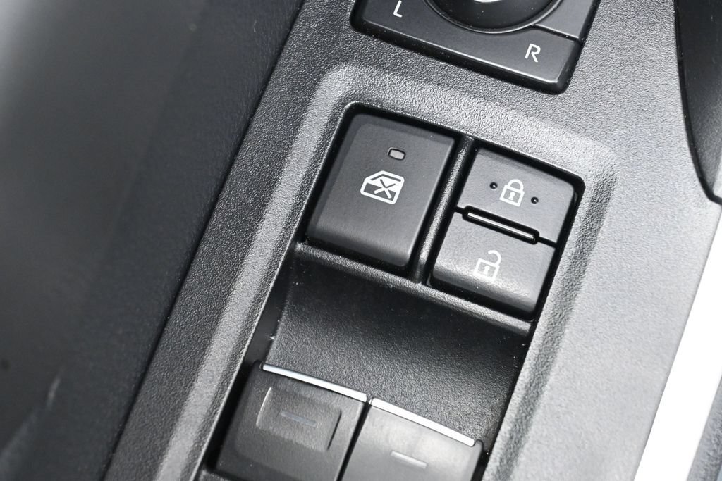 Used 2025 Toyota RAV4 XLE AWD/4WD image 13