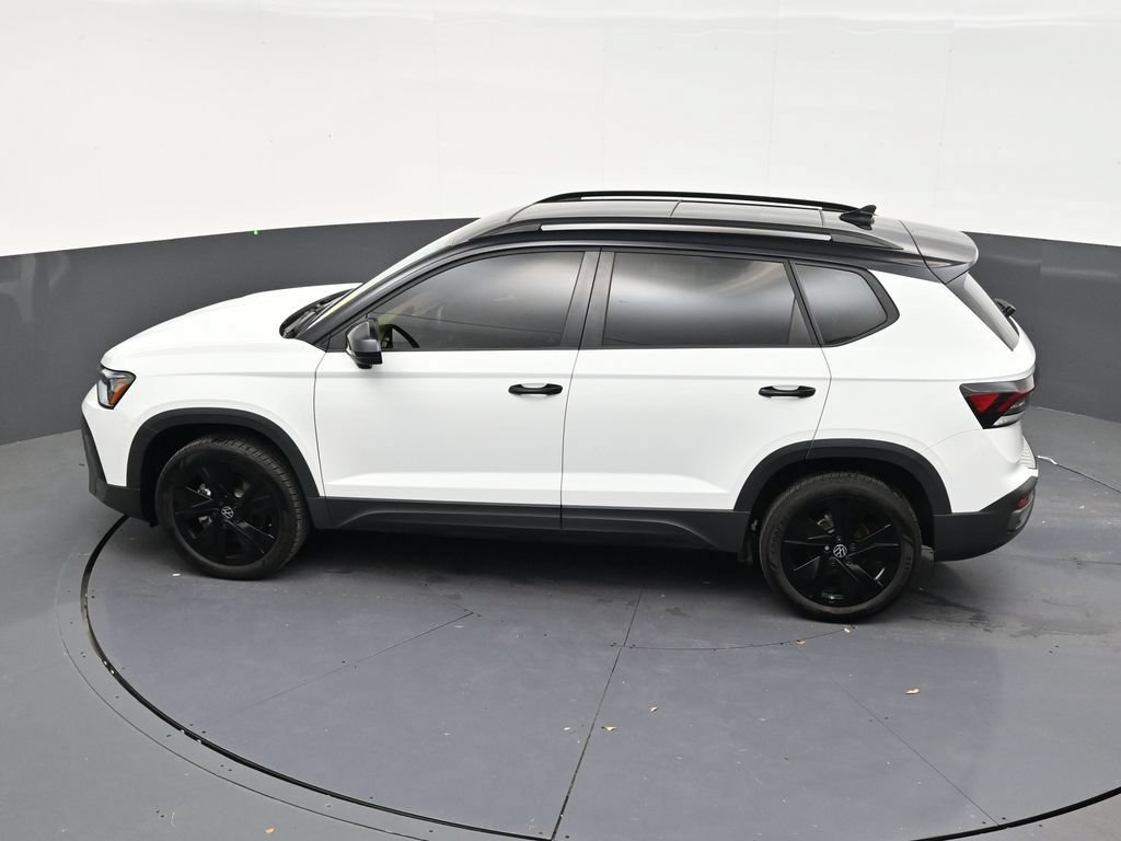 Used 2025 Volkswagen Taos SE FWD image 13
