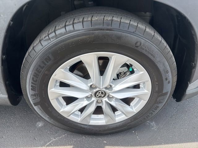 Used 2022 Toyota Corolla Cross LE w/ Moonroof Package image 13