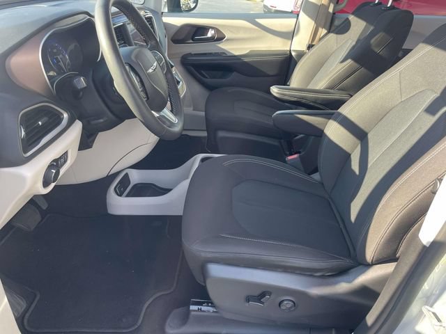 Used 2023 Chrysler Voyager LX FWD image 13