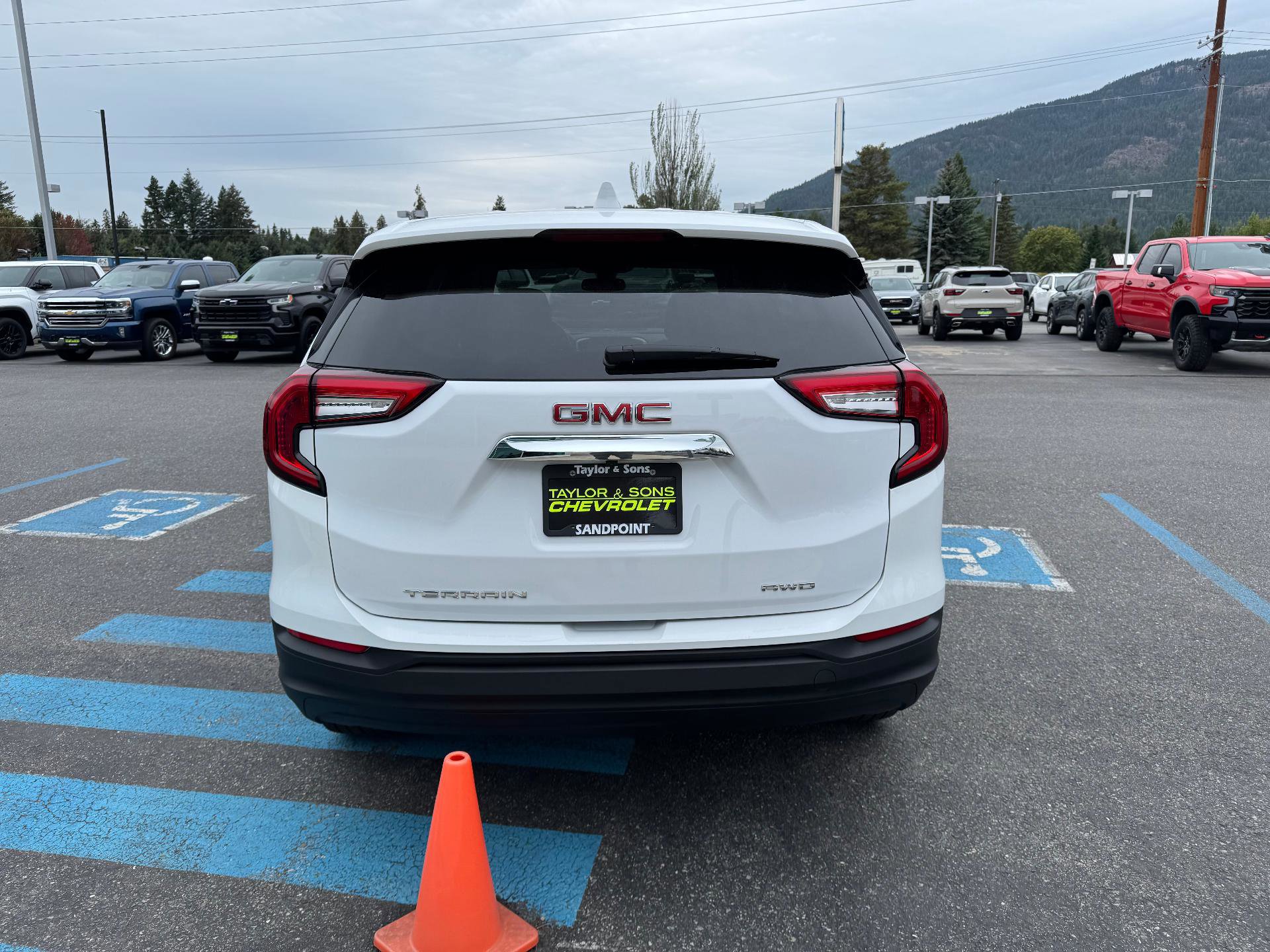 Used 2024 GMC Terrain SLE image 6