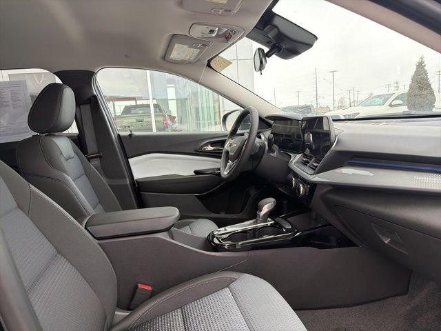 Used 2025 Chevrolet Trax LT w/ Driver Confidence Package image 23