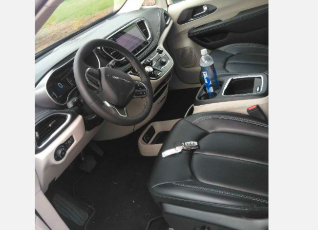 Used 2023 Chrysler Pacifica Touring-L FWD image 7