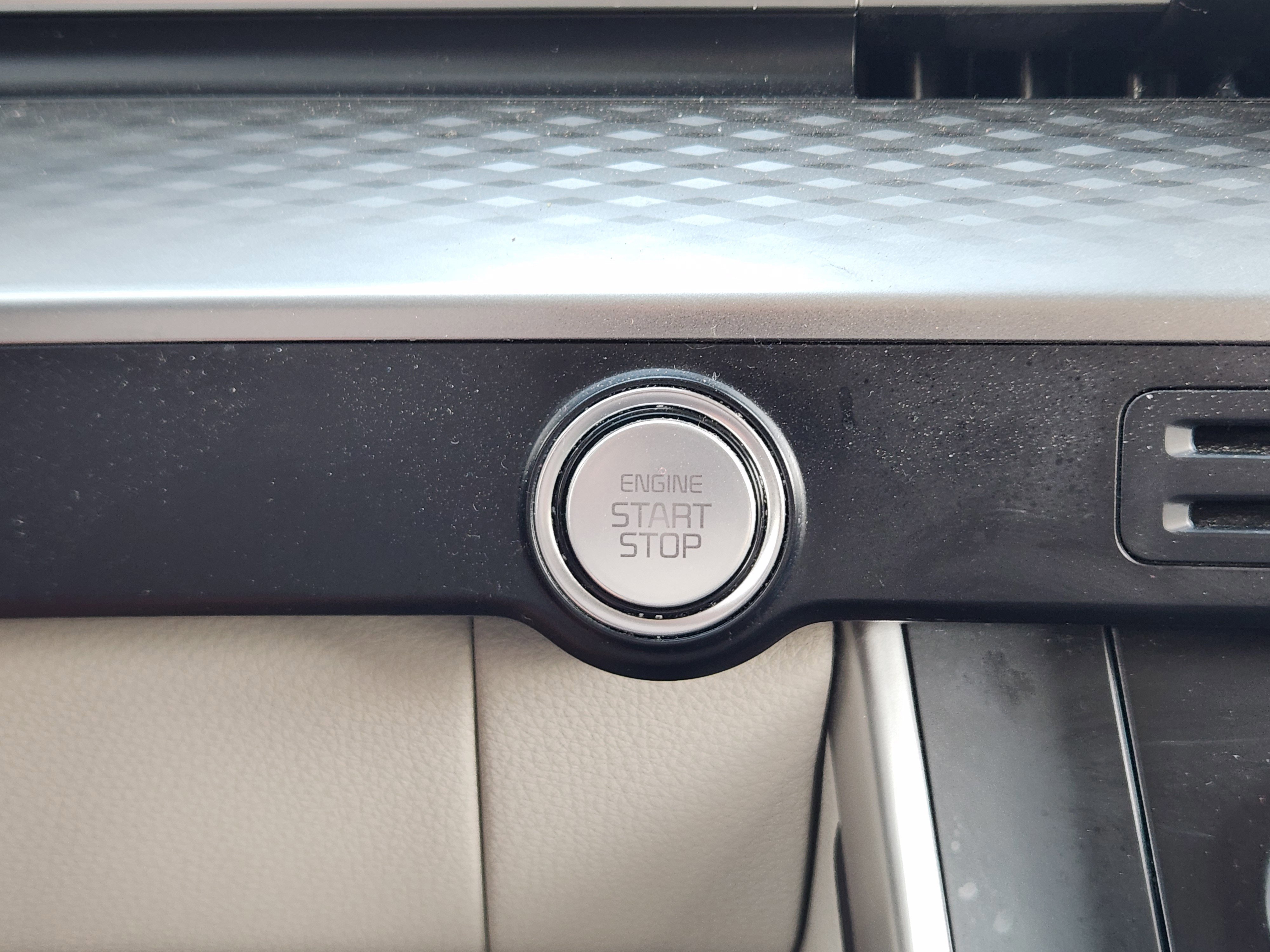 Used 2023 Kia Carnival LX image 40