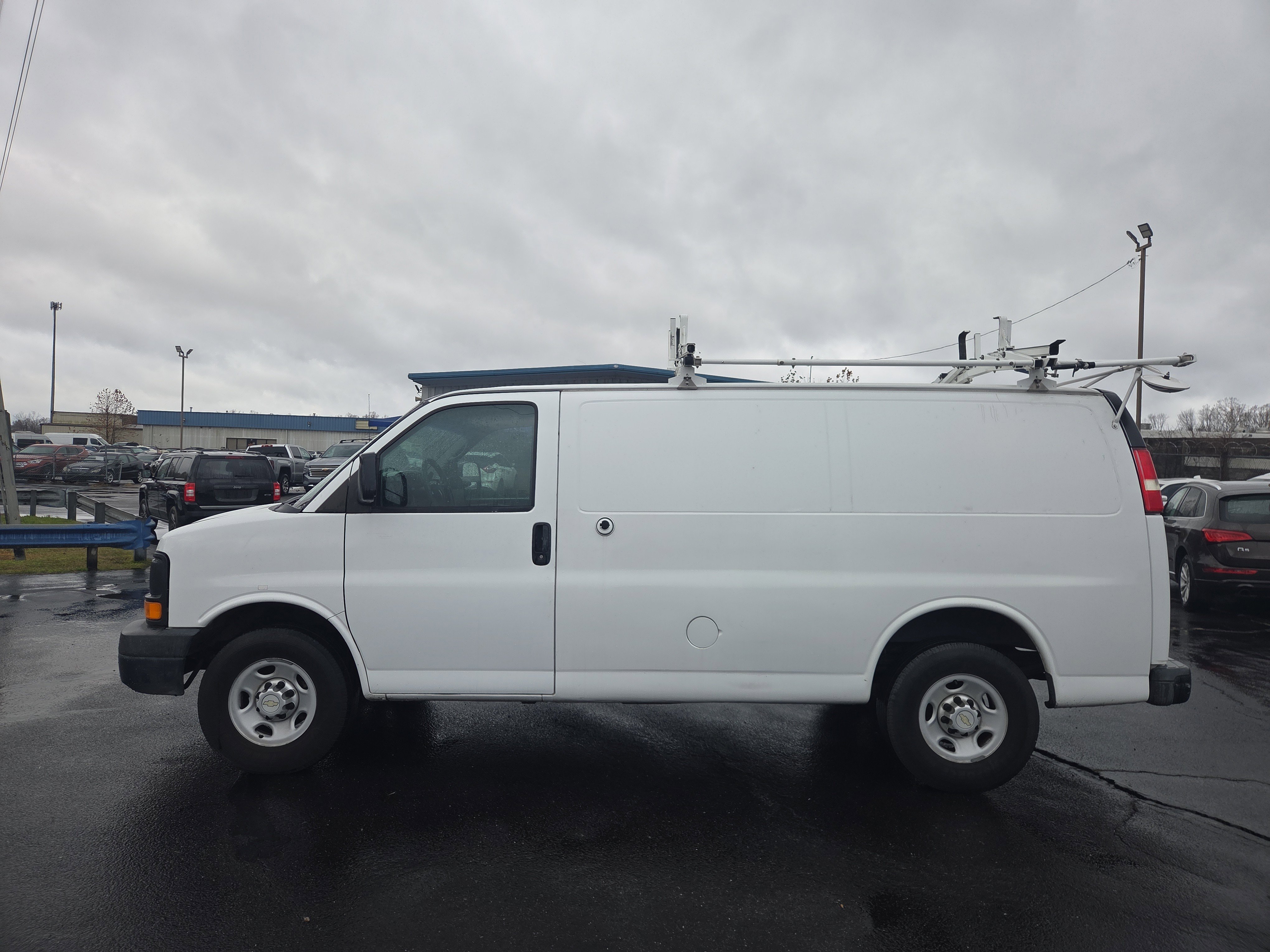 Used 2014 Chevrolet Express 2500 image 2