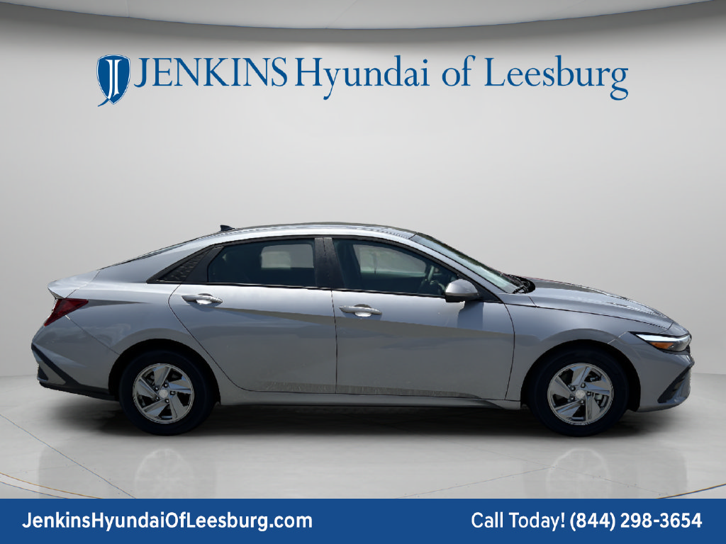 New 2025 Hyundai Elantra SE FWD image 3