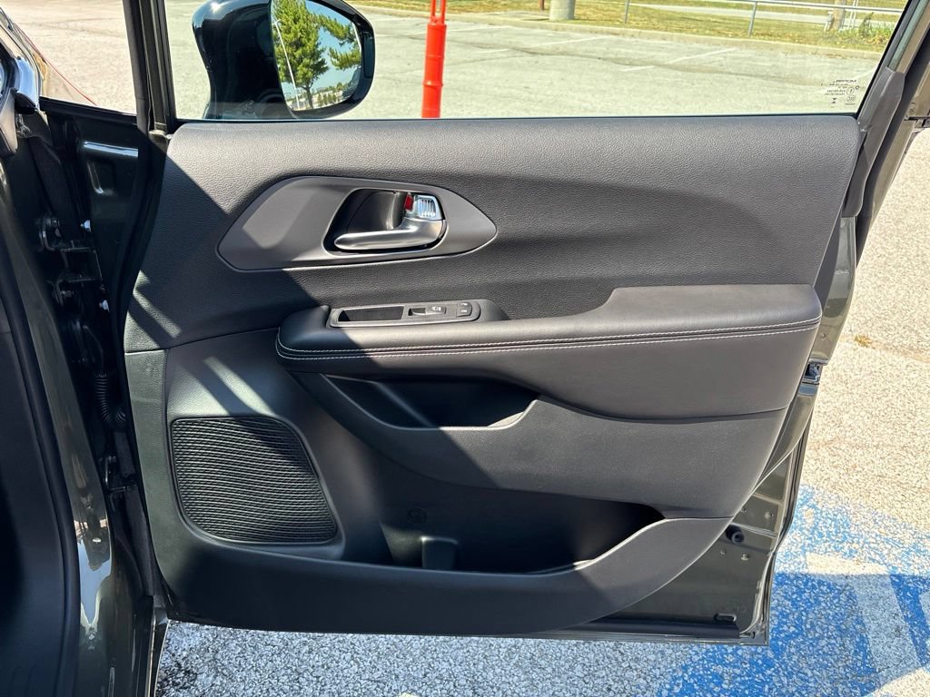 New 2027 Chrysler Pacifica Select FWD image 26