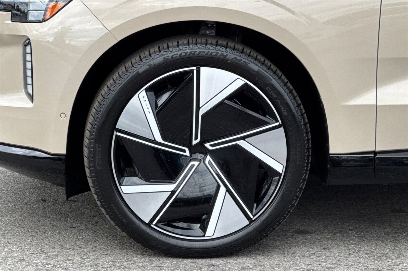 New 2025 Volvo EX90 Ultra w/ Protection Package Premier image 26