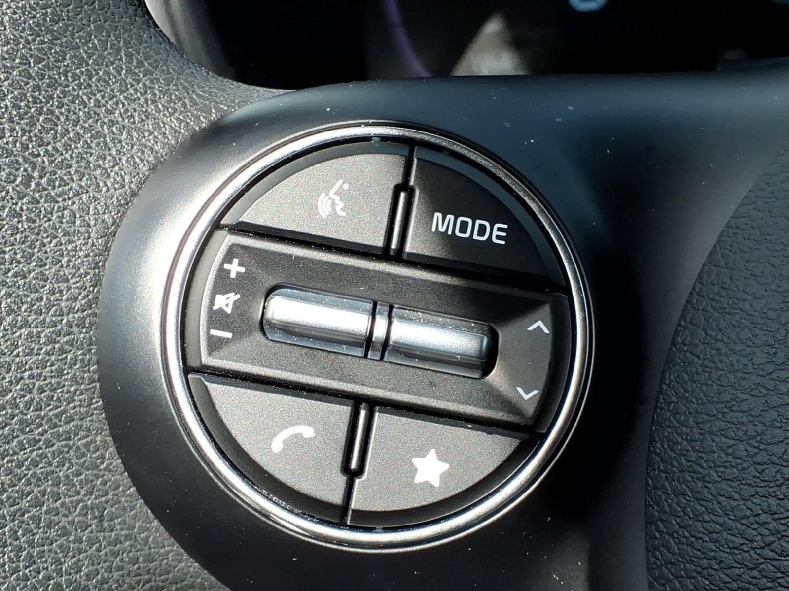 Used 2025 Kia Soul LX w/ LX Technology Package FWD image 24