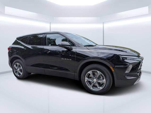 Used 2025 Chevrolet Blazer LT FWD image 1