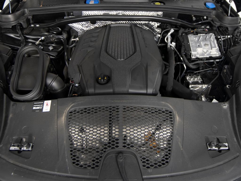 Certified 2025 Porsche Macan image 39