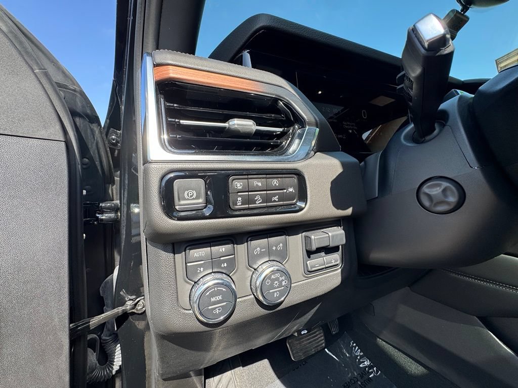 Used 2025 GMC Yukon Denali w/ Denali Reserve Package AWD/4WD image 17