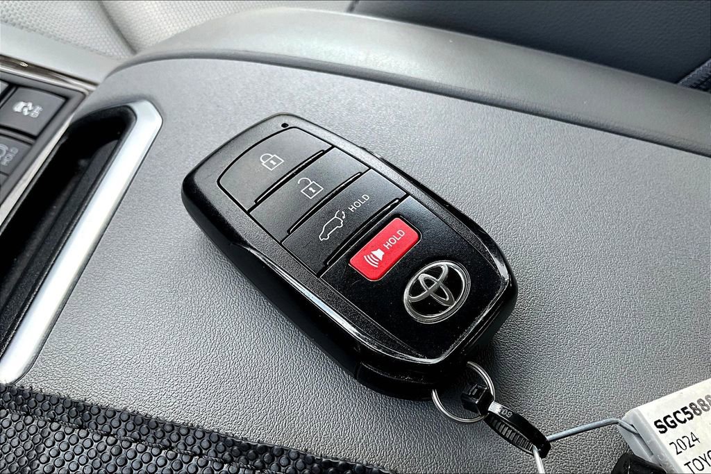 Used 2024 Toyota Highlander Limited image 11