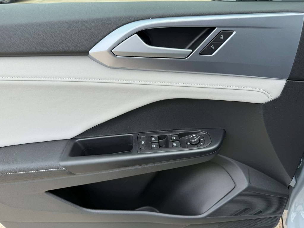 New 2026 Volkswagen Taos SE FWD image 23