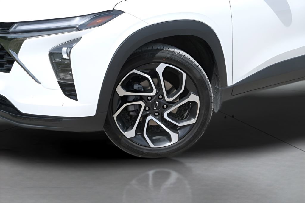 Used 2025 Chevrolet Trax RS w/ Sunroof Package FWD image 35