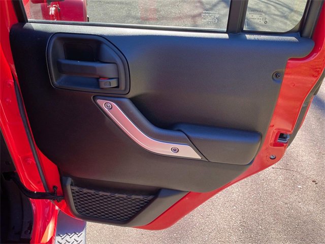 Used 2013 Jeep Wrangler Unlimited Sahara image 33