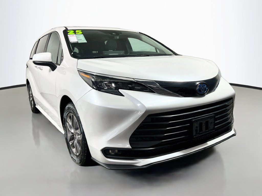 Used 2025 Toyota Sienna XLE FWD image 1