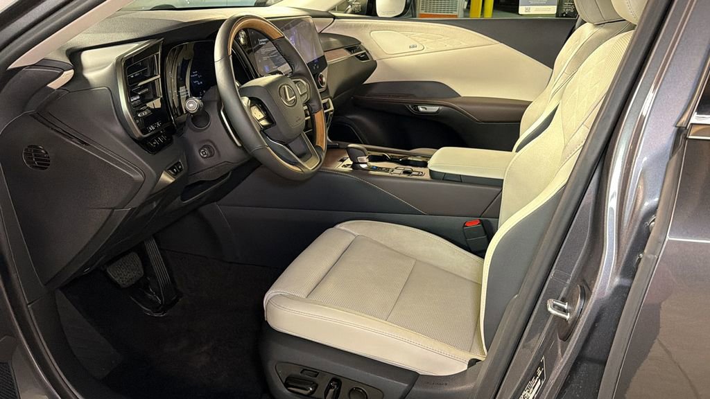 Certified 2025 Lexus RX 450h AWD w/ Convenience Package image 27