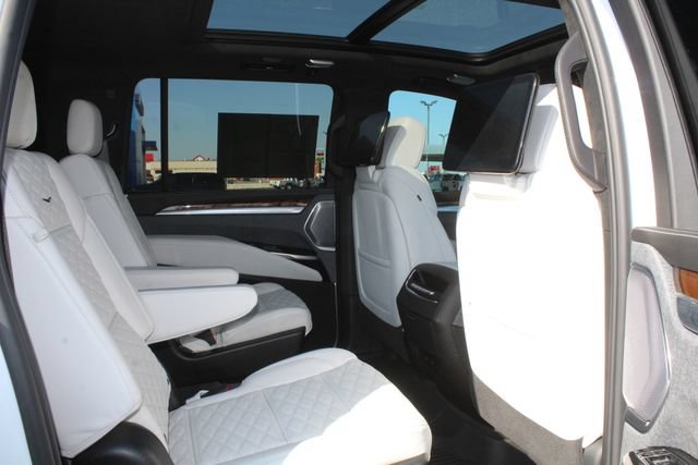 Used 2026 Cadillac Escalade ESV Platinum Sport w/ LPO, ONYX Package AWD/4WD image 19