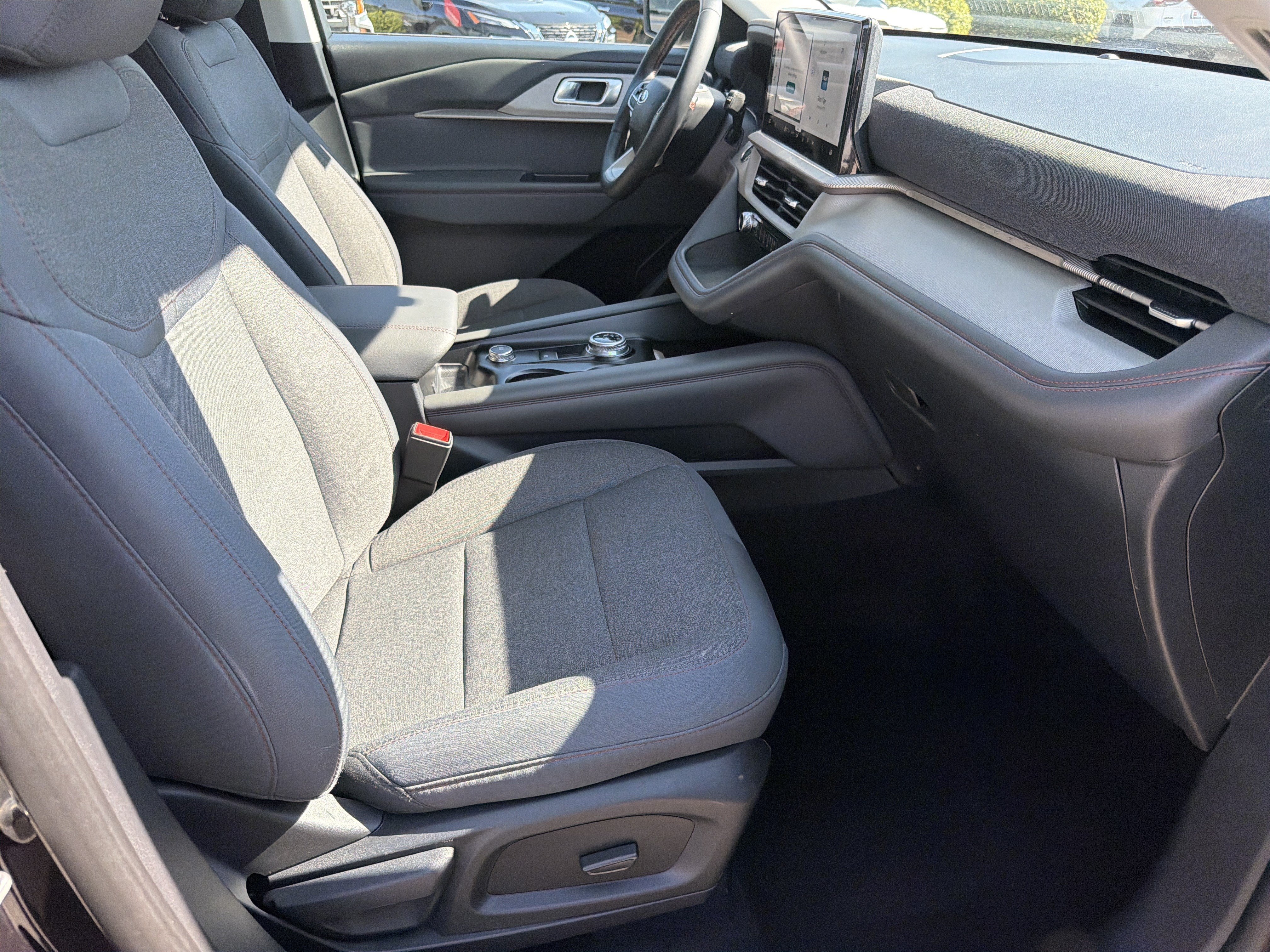 Used 2025 Ford Explorer Active RWD image 23