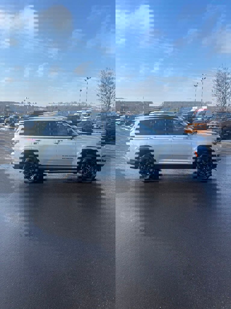 Used 2024 Jeep Grand Cherokee L Laredo image 4