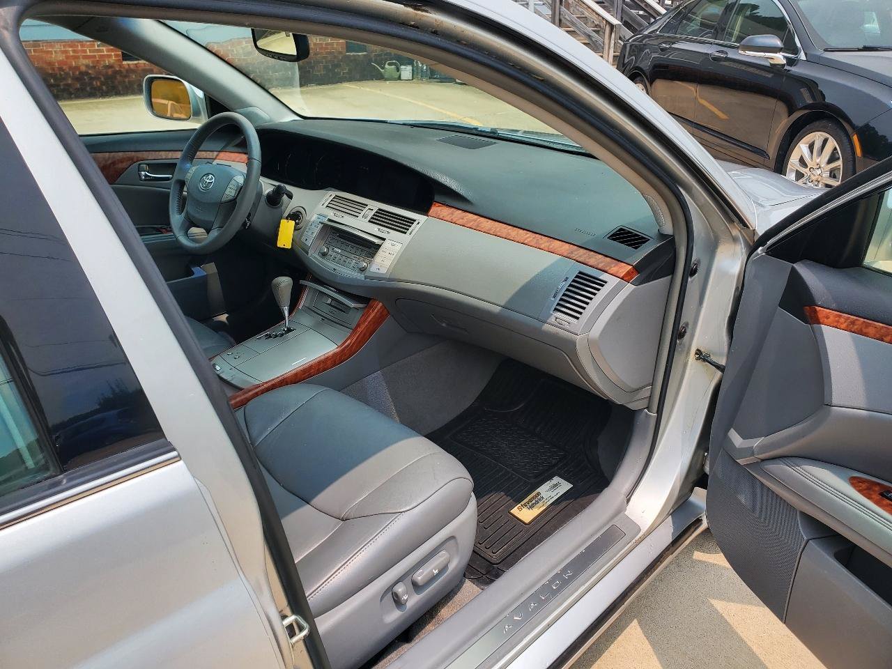 Used 2005 Toyota Avalon XLS FWD image 5