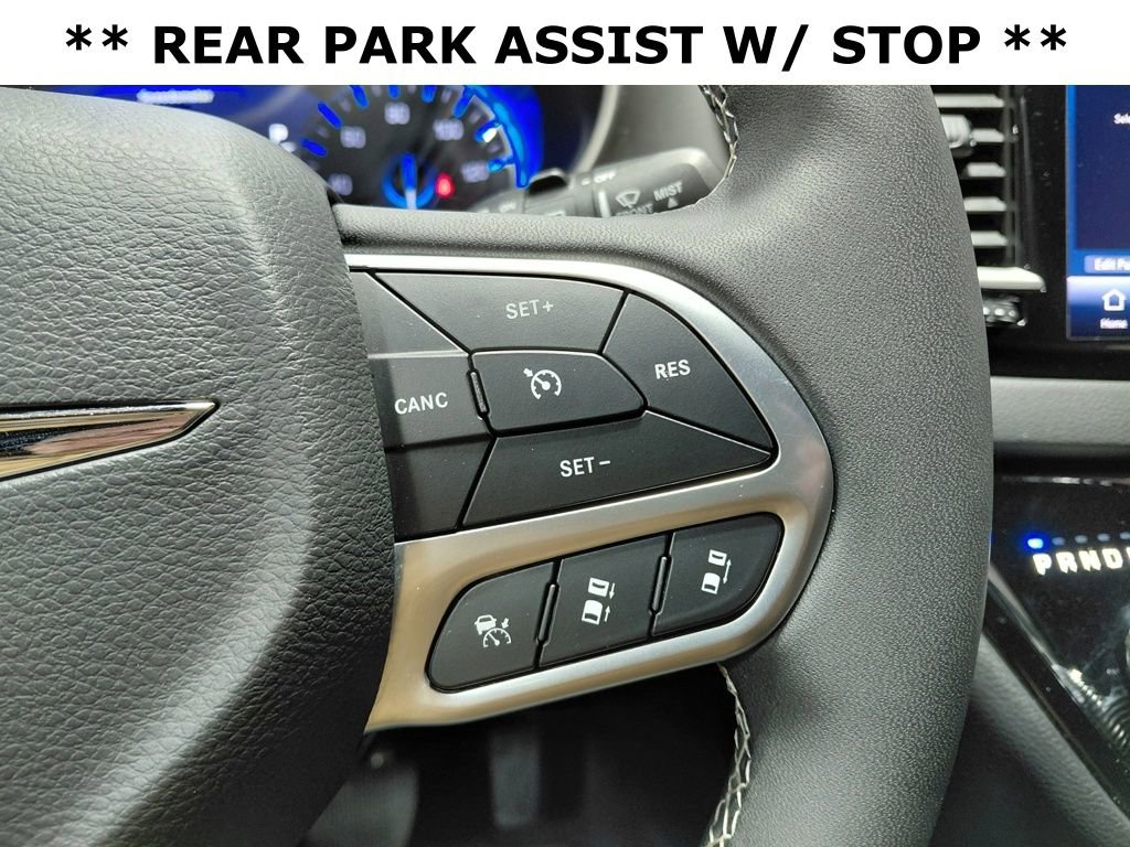 Used 2025 Chrysler Pacifica Select image 5