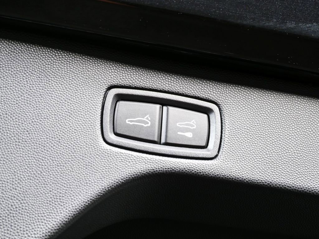 Certified 2025 Porsche Macan 4 Electric AWD/4WD image 32