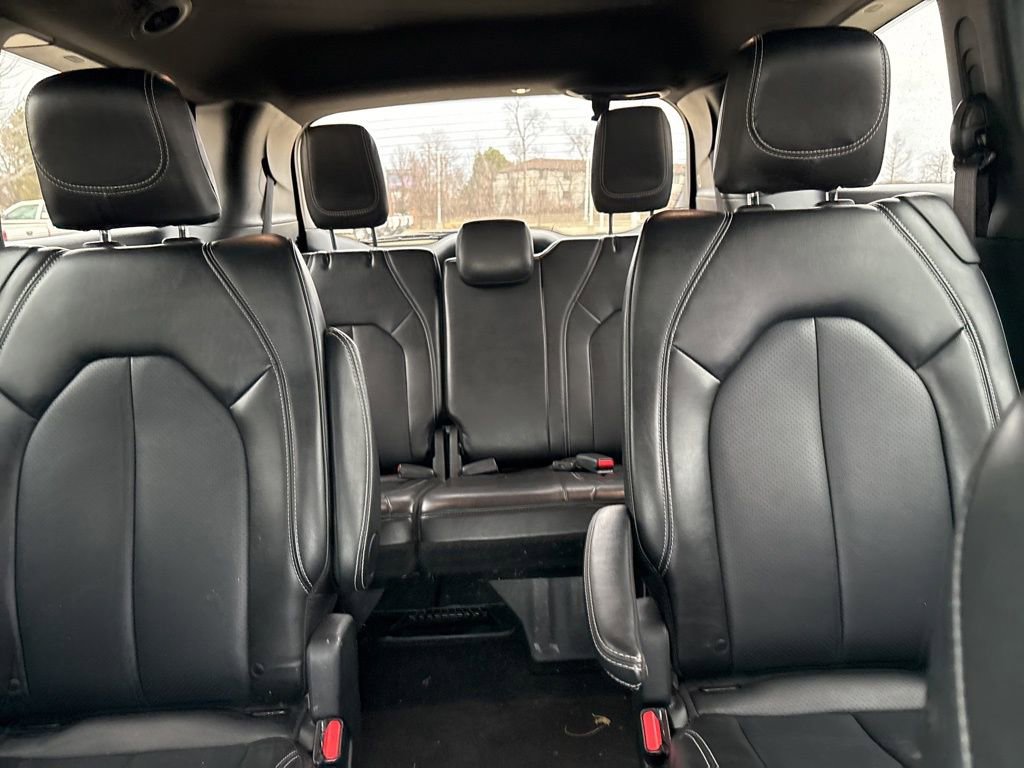 Used 2025 Chrysler Pacifica Select image 16