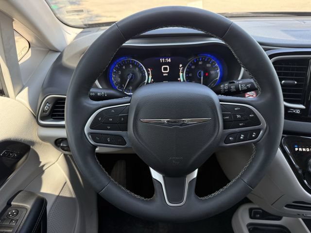 Used 2024 Chrysler Pacifica Touring-L FWD image 12