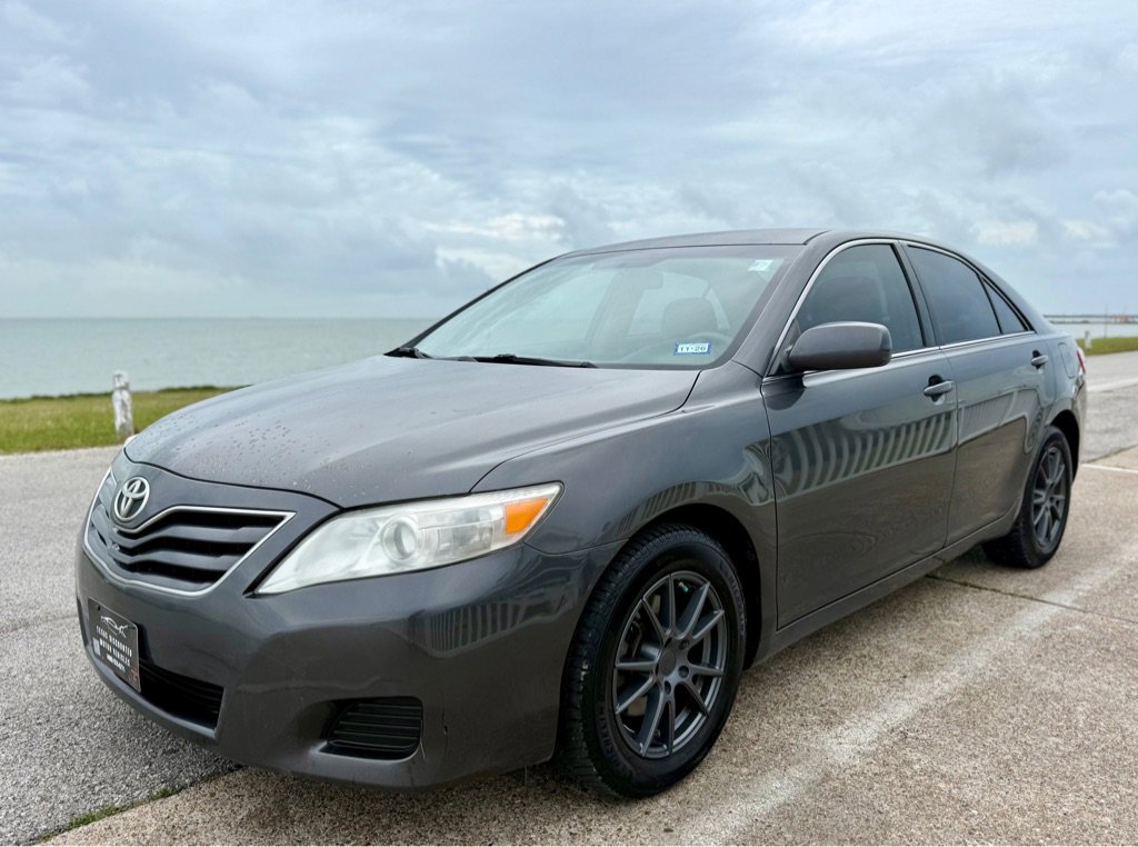 Used 2010 Toyota Camry LE FWD image 1