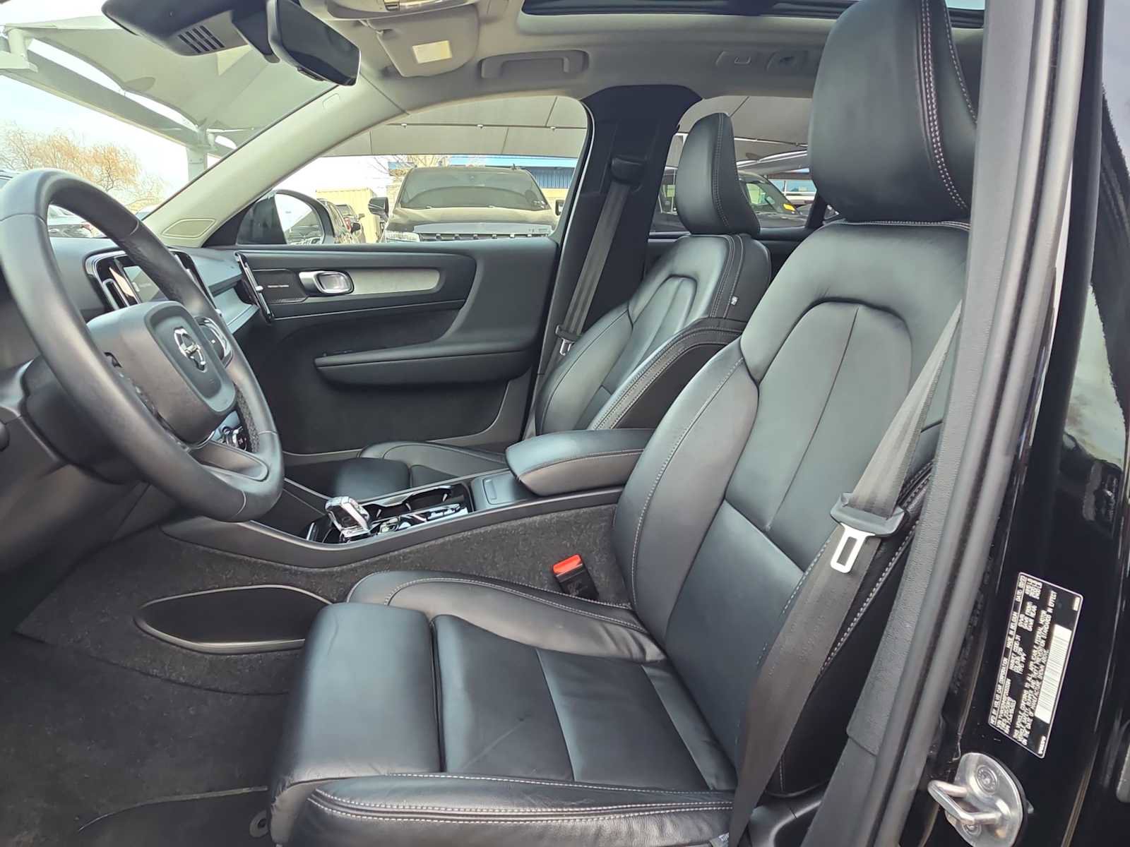 Used 2023 Volvo XC40 B4 Ultimate image 13